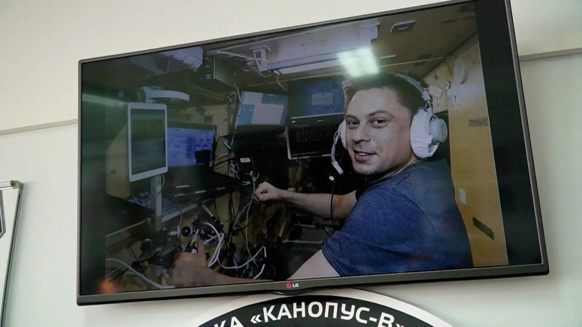 Лицеисты БГПУ пообщались с космонавтом МКС: как живут и чем питаются на орбите  Отвечал на вопросы А