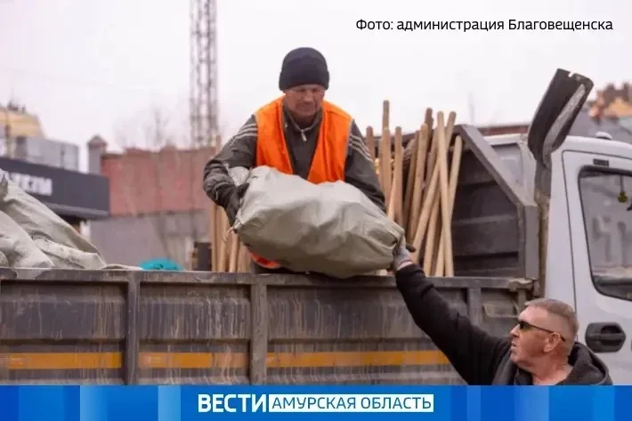 12 тысяч благовещенцев собрали 753 тонны мусора за месяц акции «Город берегу»  В областном центре за