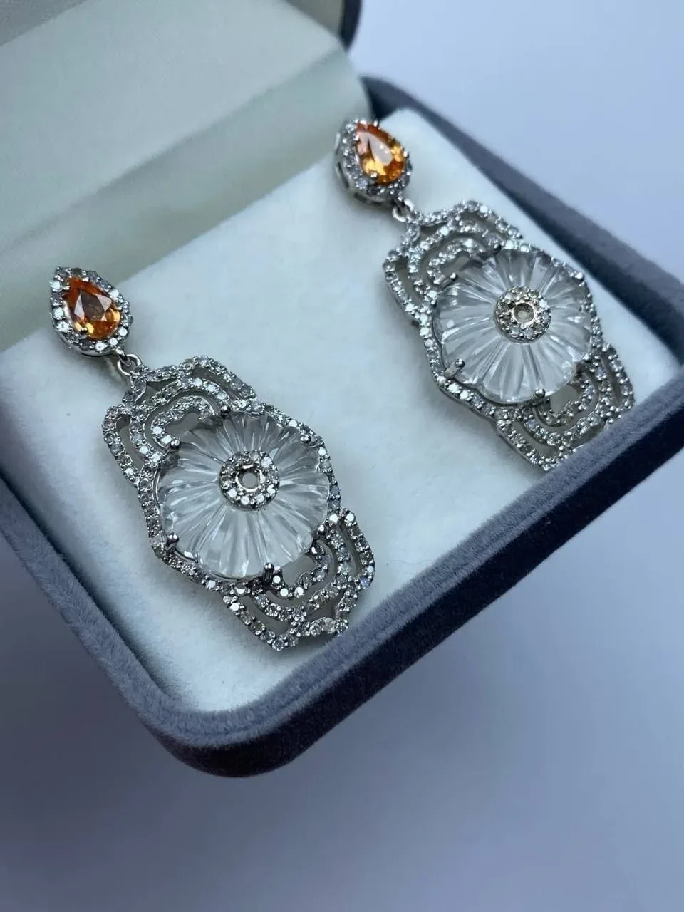 Королевские серьги с резным горным хрусталём, капельками граната спессартин и сверкающими бриллианта
