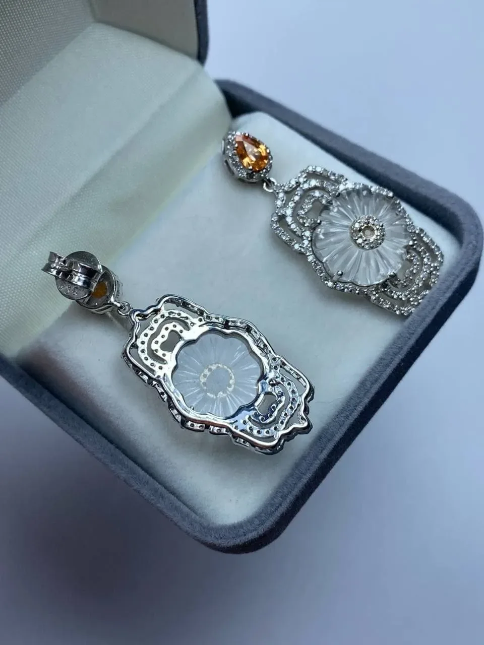 Королевские серьги с резным горным хрусталём, капельками граната спессартин и сверкающими бриллианта