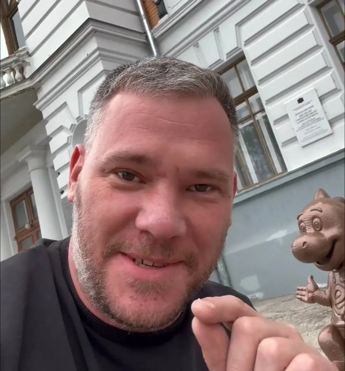 Директор туроператора «Симбирсити» Алексей Немоляев показал динозавра Ёлли, который появится у краев