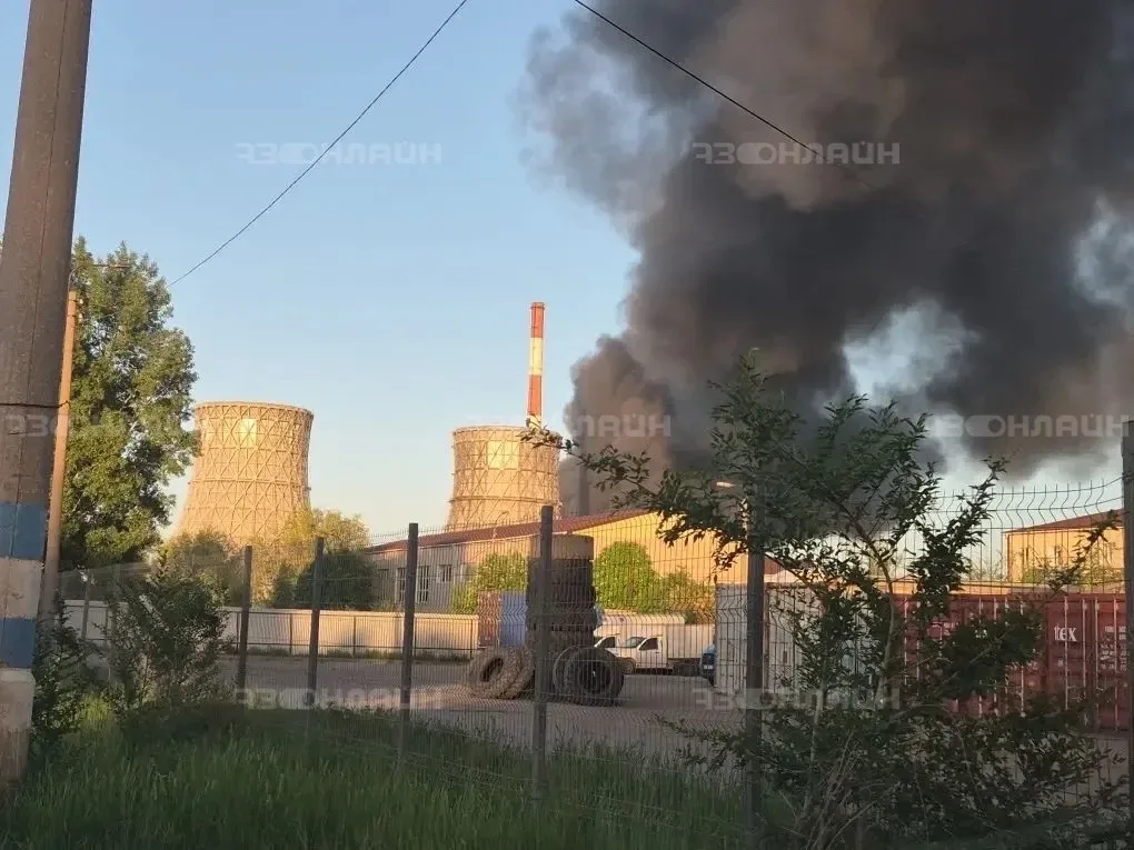 Сильный пожар в Новом городе  Сообщают, что горит в районе промзоны  Подписывайтесь: 73online Присыл
