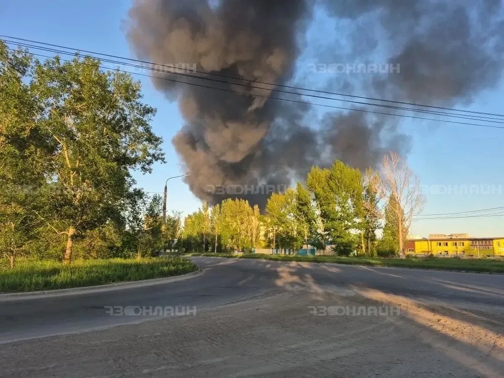 Сильный пожар в Новом городе  Сообщают, что горит в районе промзоны  Подписывайтесь: 73online Присыл