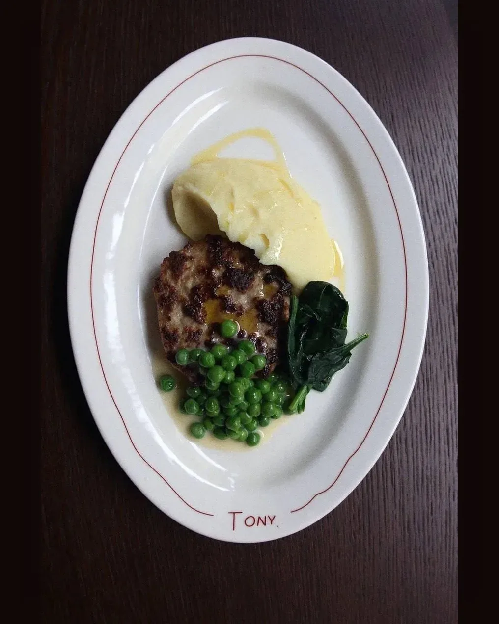 Tony bistro открылся в Озерном переулке, в доходном доме Чайковской.   Шеф-повар Иван Лучкин (Blackc