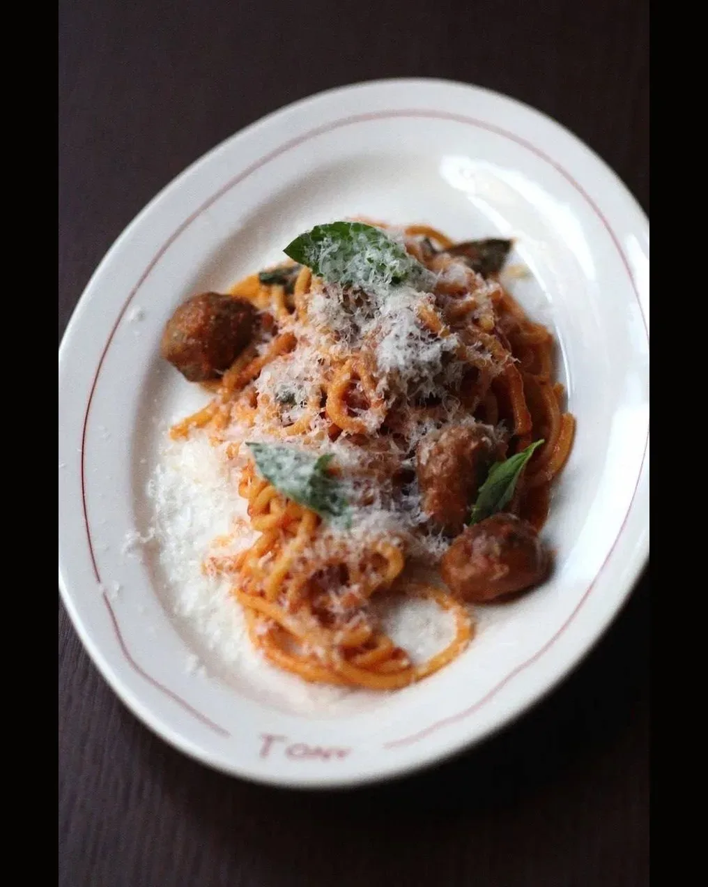 Tony bistro открылся в Озерном переулке, в доходном доме Чайковской.   Шеф-повар Иван Лучкин (Blackc
