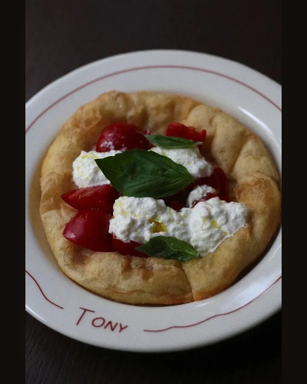 Tony bistro открылся в Озерном переулке, в доходном доме Чайковской.   Шеф-повар Иван Лучкин (Blackc