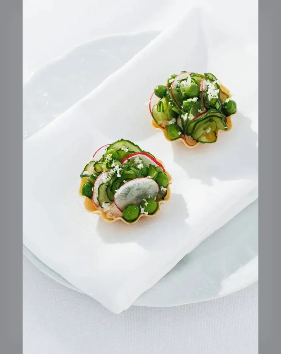 Салат из фермерского цикория с сицилийским апельсином и холодный суп из кинзы и авокадо с лангустина