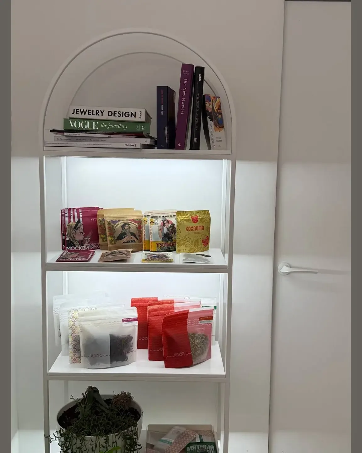 На утренний кофе — в Caviar Shop&Cafe — спешелти-кофейню (и чайную!) от петербургского ювелирного бр