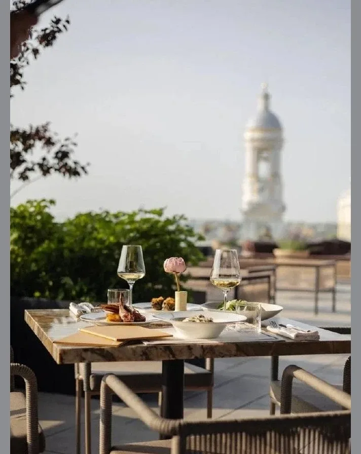 Террасы для ваших майских праздников  • Ava bistro (наб. Адмиралтейского канала, 2) Терраса среди жи