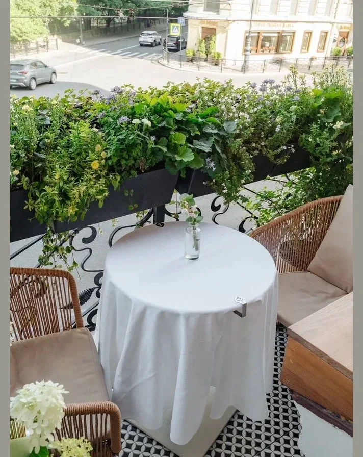 Террасы для ваших майских праздников  • Ava bistro (наб. Адмиралтейского канала, 2) Терраса среди жи