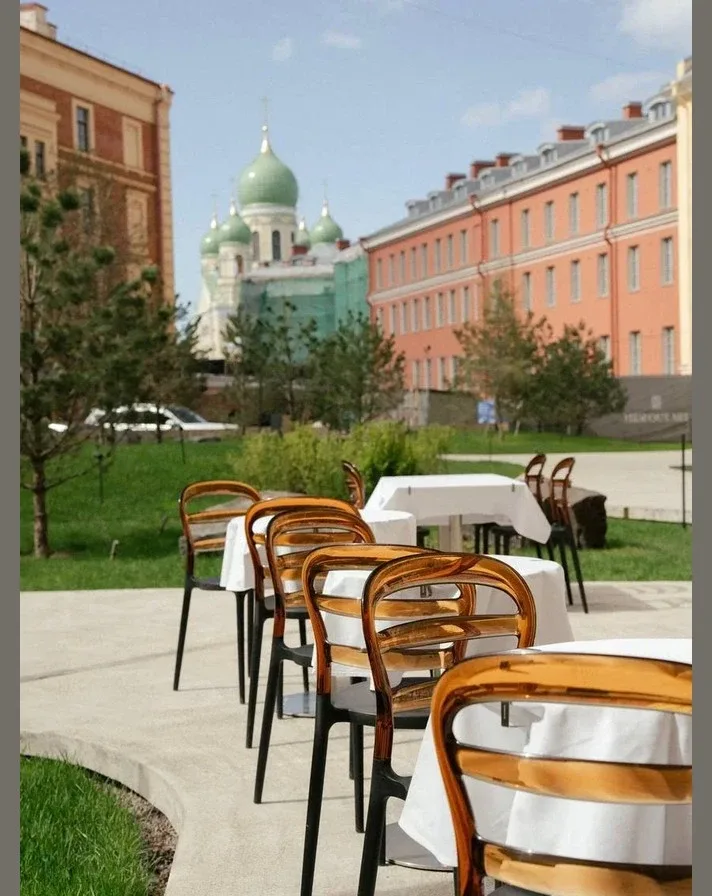 Террасы для ваших майских праздников  • Ava bistro (наб. Адмиралтейского канала, 2) Терраса среди жи