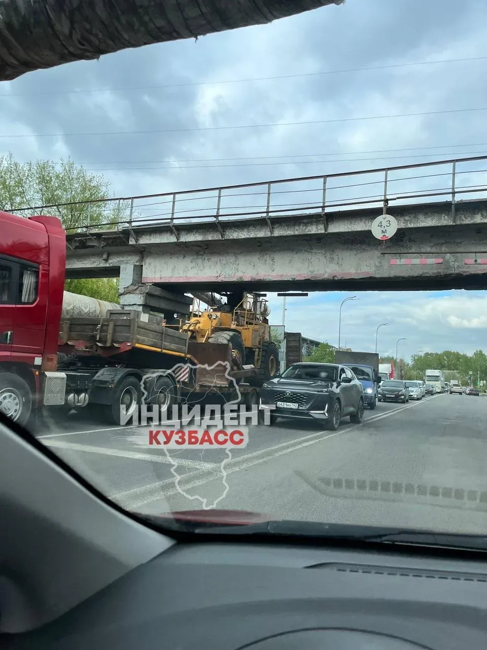 😨Не получилось, не фортануло   В Кемерове трал не прошел по высоте на Кузнецком проспекте и застрял.