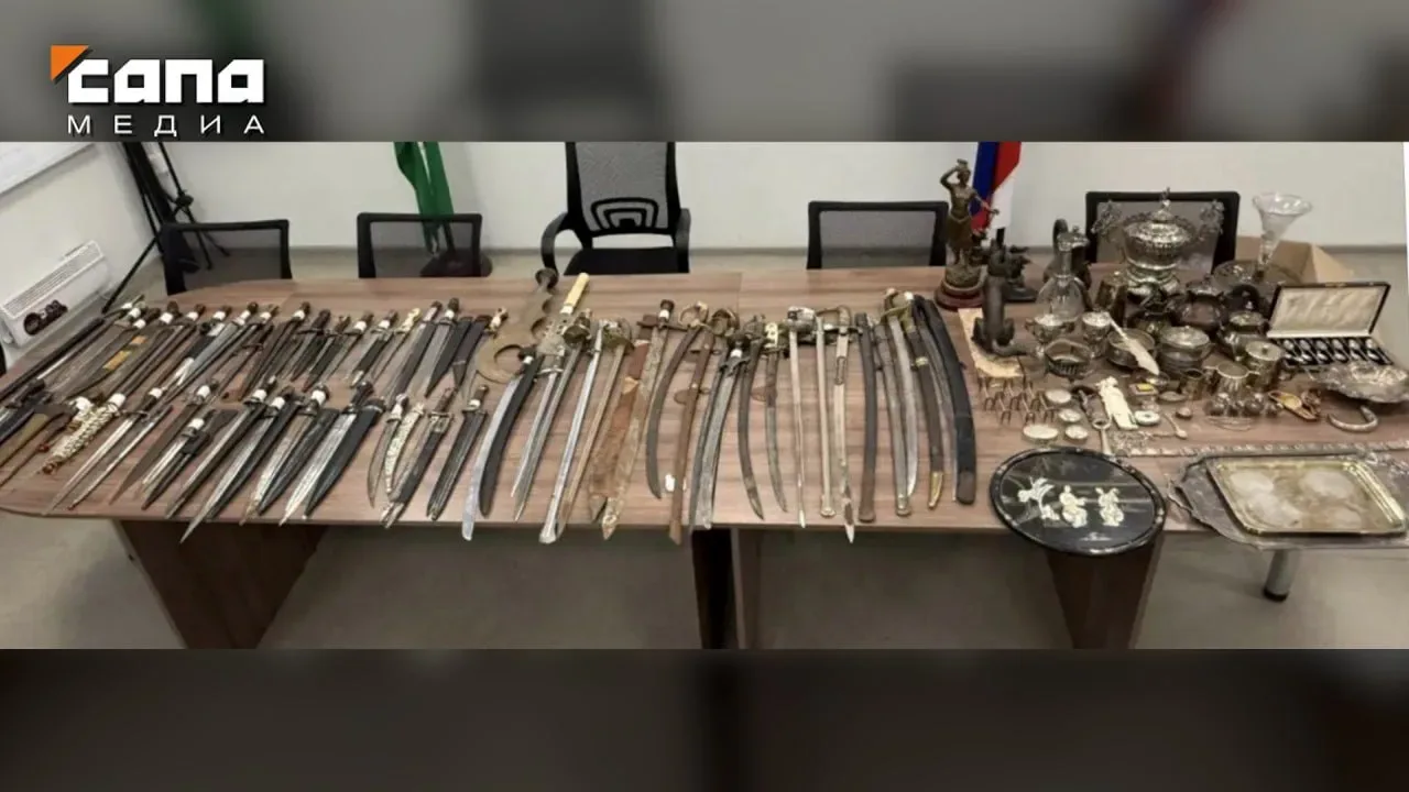 Антикварное холодное оружие на 2 млн рублей пытались провезти через пункт пропуска в Северной Осетии
