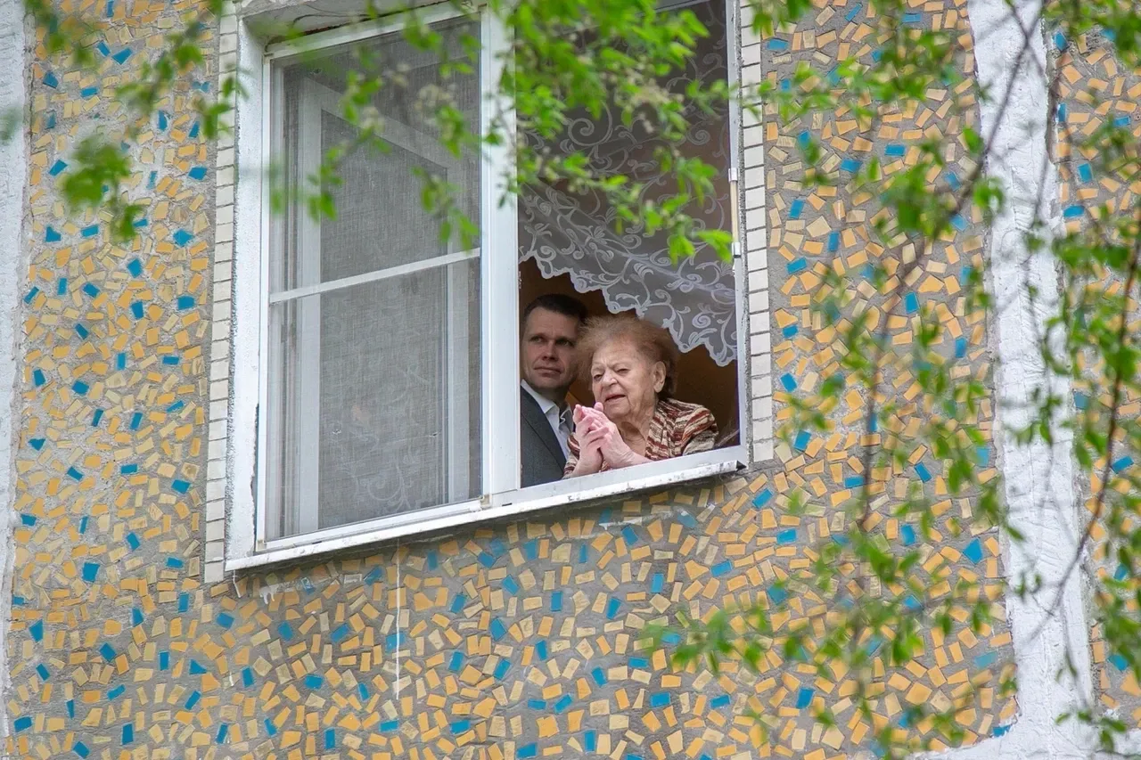 Вместе с военным оркестром поздравляли сегодня с Днем Победы ветерана Великой Отечественной войны Ни