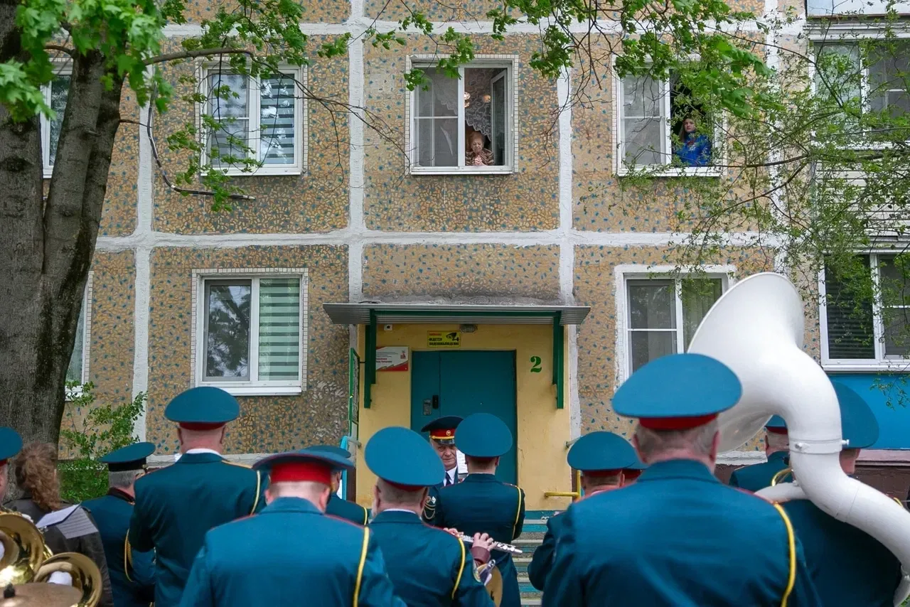 Вместе с военным оркестром поздравляли сегодня с Днем Победы ветерана Великой Отечественной войны Ни