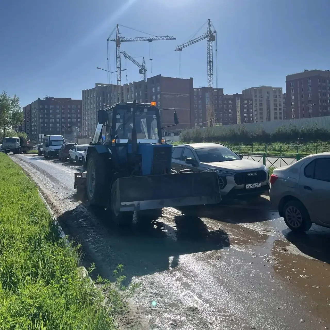 АО "Дорэкс" продолжает работу на улицах города Чебоксары   С самого утра в Чебоксарах работают полив
