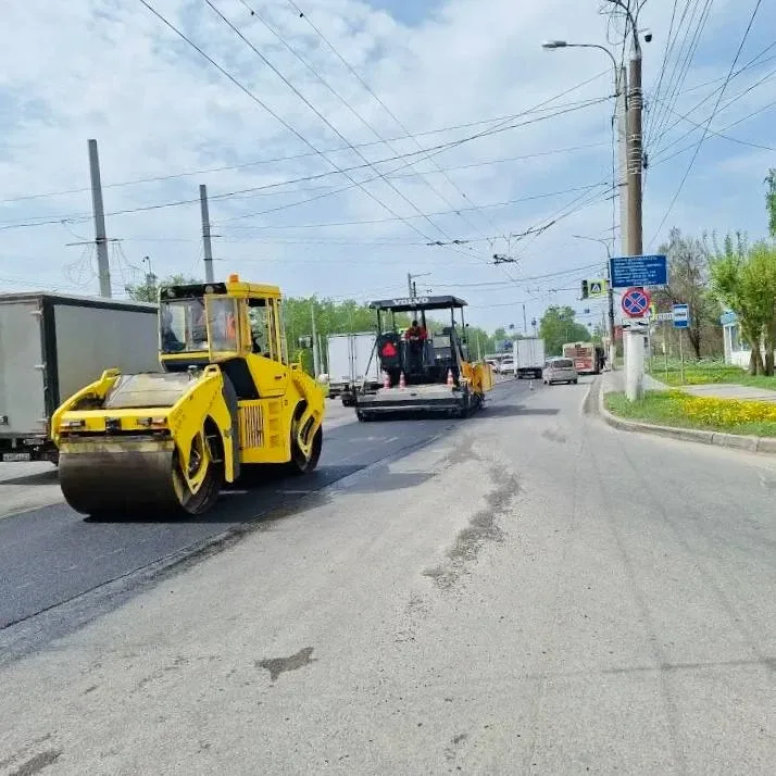 🚧 Сегодня на Марпосадском шоссе специалисты устраняют дефекты покрытия  Подрядная организация выполн