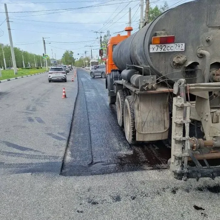 🚧 Сегодня на Марпосадском шоссе специалисты устраняют дефекты покрытия  Подрядная организация выполн