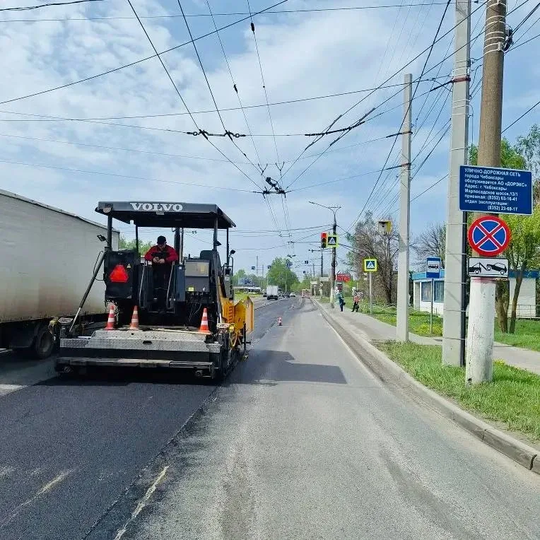 🚧 Сегодня на Марпосадском шоссе специалисты устраняют дефекты покрытия  Подрядная организация выполн