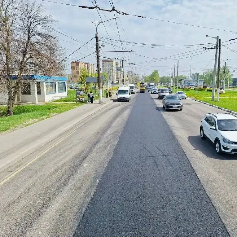 🚧 Сегодня на Марпосадском шоссе специалисты устраняют дефекты покрытия  Подрядная организация выполн