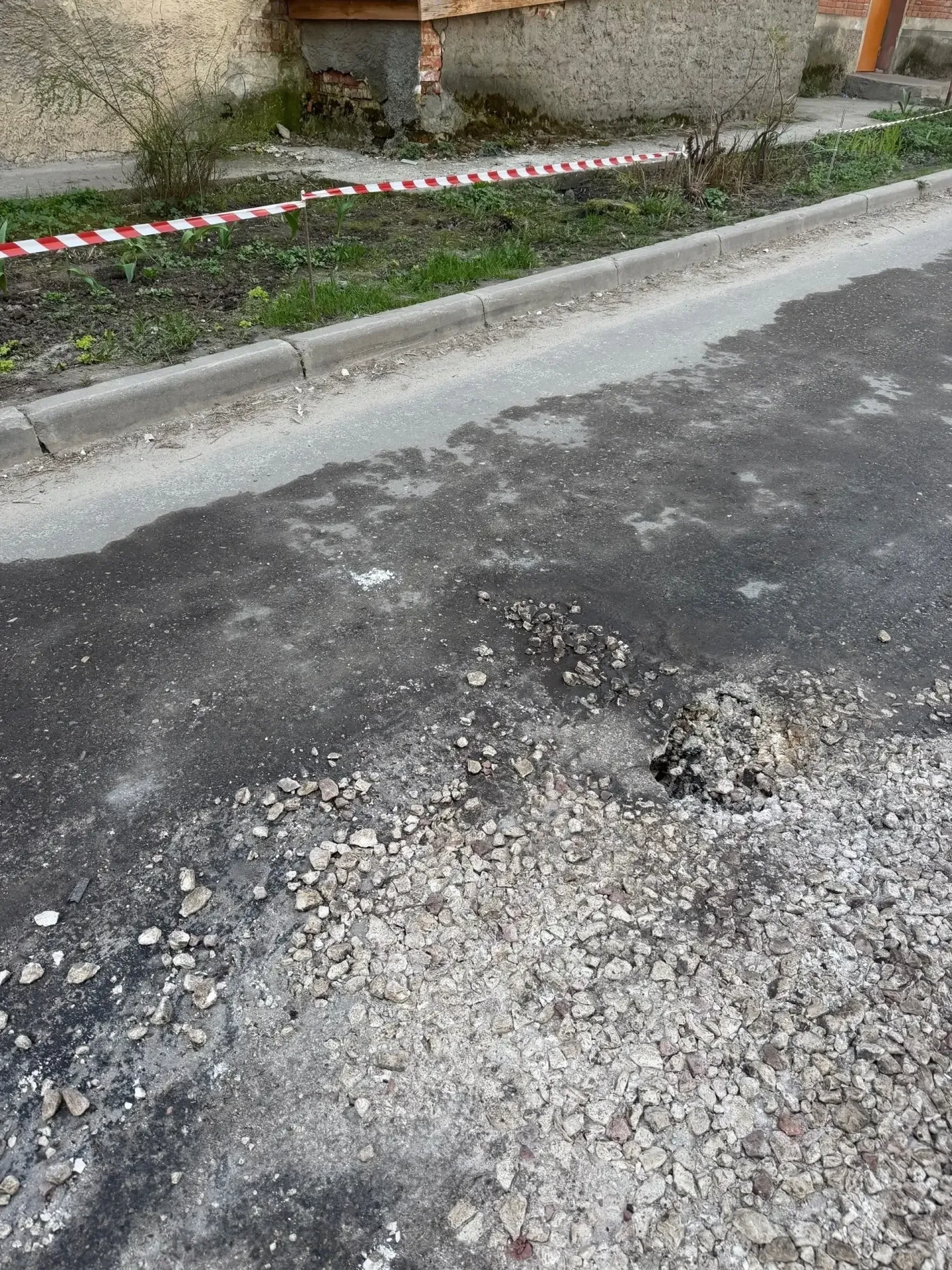 На 1-й Пионерской снова провалился грунт — яму не огородили и не освещают  У дома 55а прямо на проез