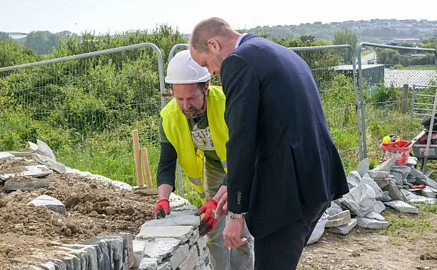 🏡 Принц Уэльский 21 мая посетил Нанследан (Nansledan), осмотрев первые дома, построенные для сдачи в
