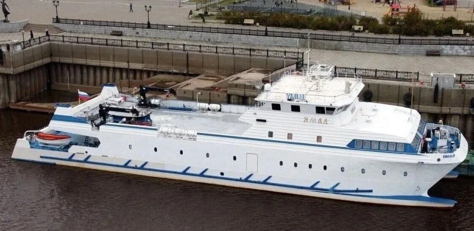 🚢 В Салехарде продают катамаран «Ямал» за 144 миллиона   Легендарное грузопассажирское судно построи