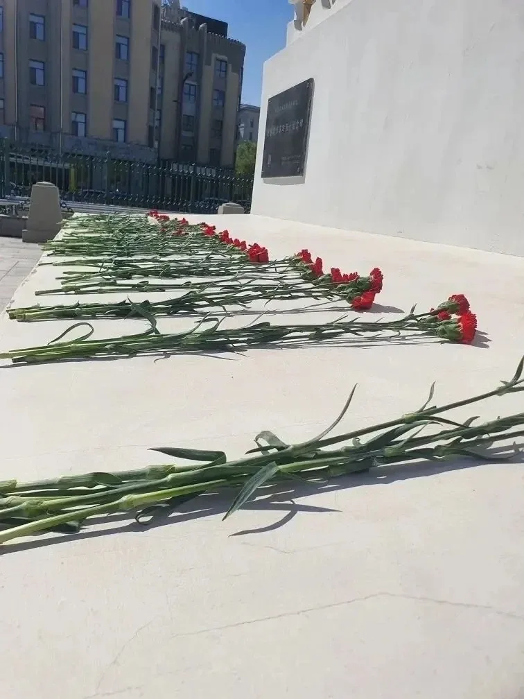 ⭐️ В Харбине юные тындинцы возложили цветы к памятнику советским воинам  В эти майские дни памятники