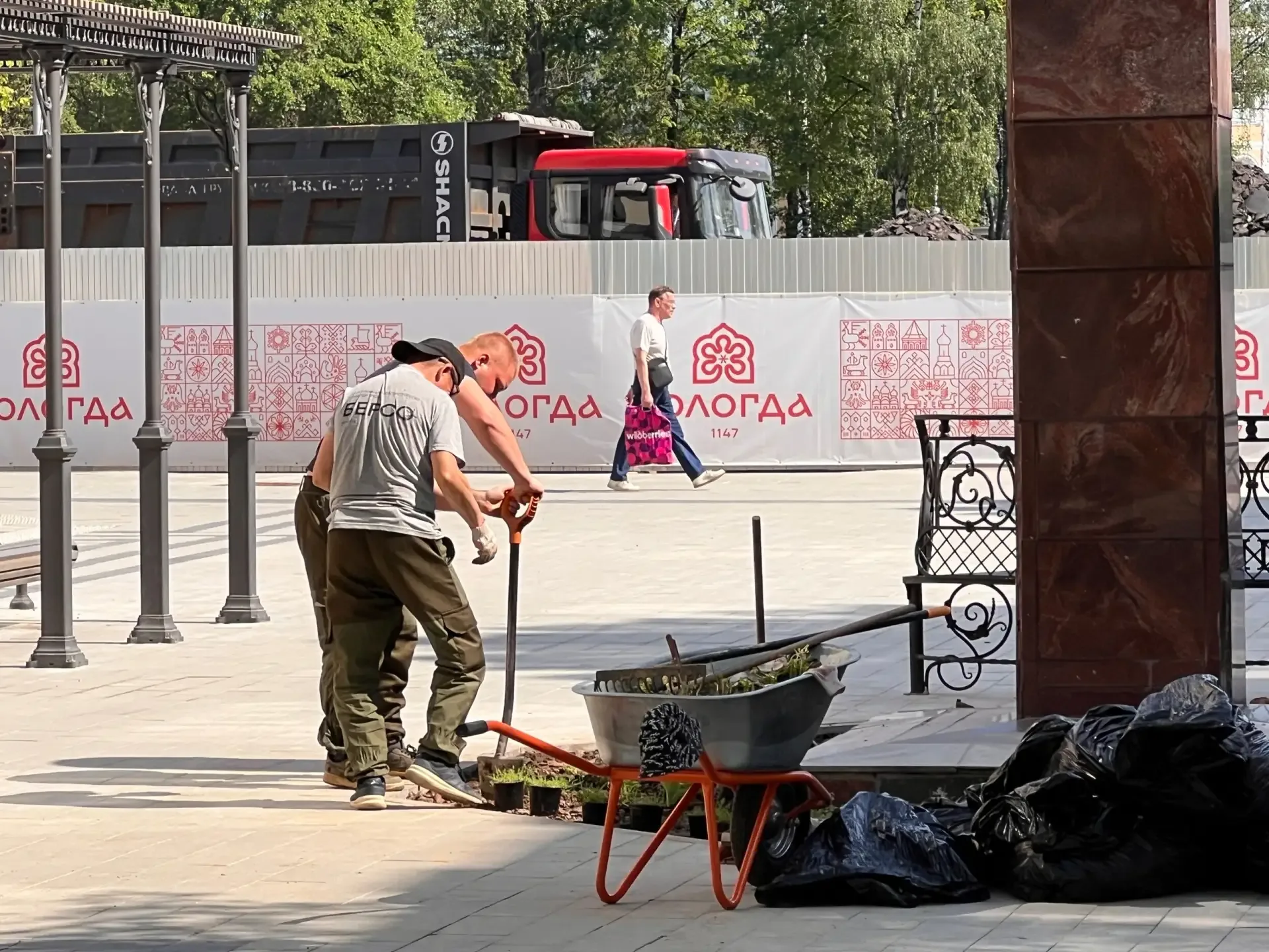 Александра Сергеевича в этом году решили клумбой побаловать) Успеют ли до дня рождения "нашего всего