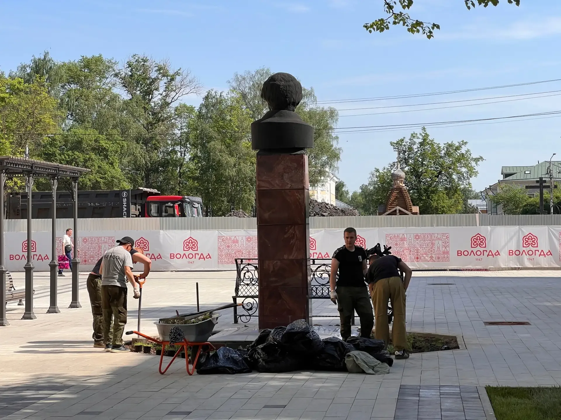 Александра Сергеевича в этом году решили клумбой побаловать) Успеют ли до дня рождения "нашего всего