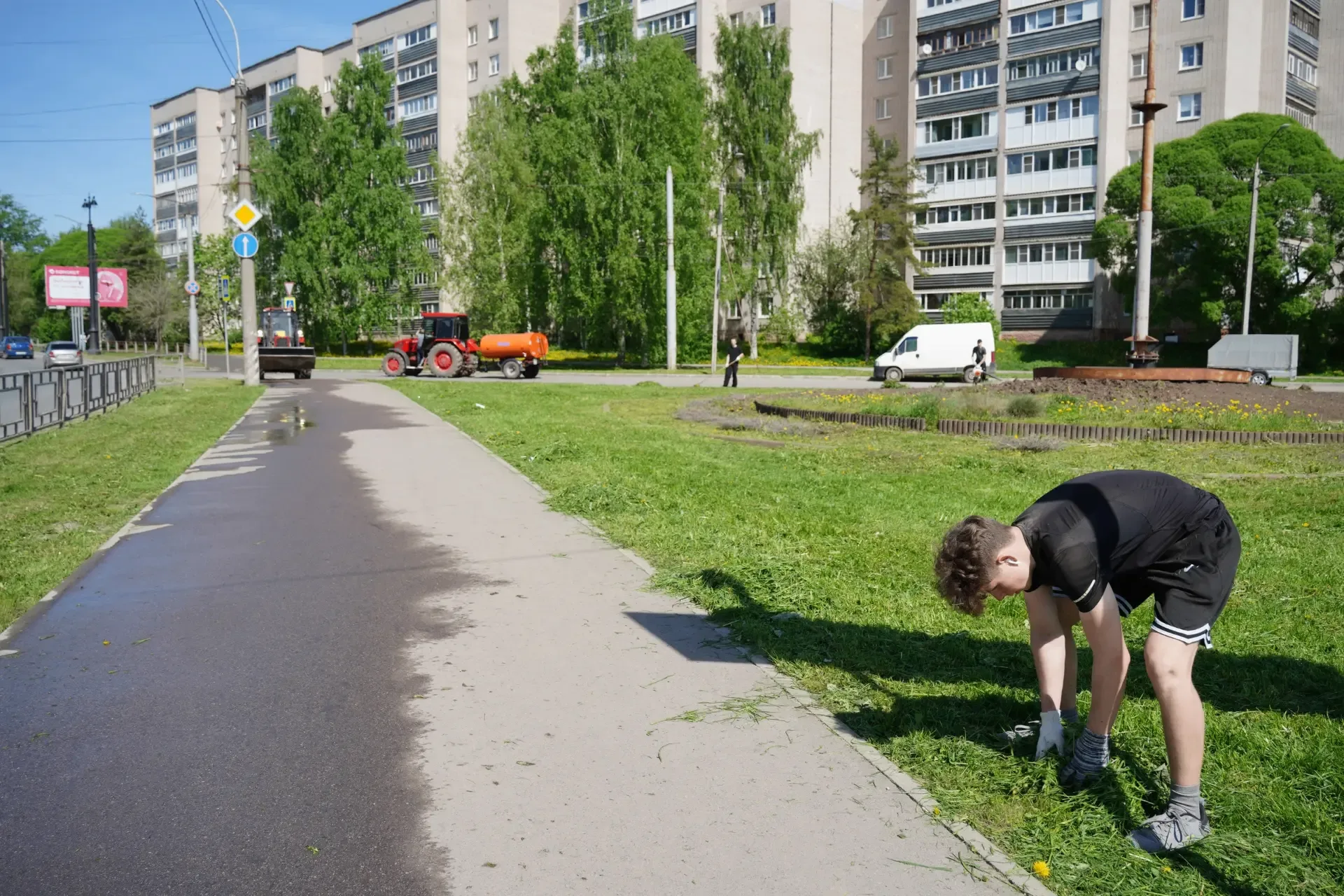 Покосы и уборка скошенной травы активно проходят в Вологде. По словам городских властей с начала сез
