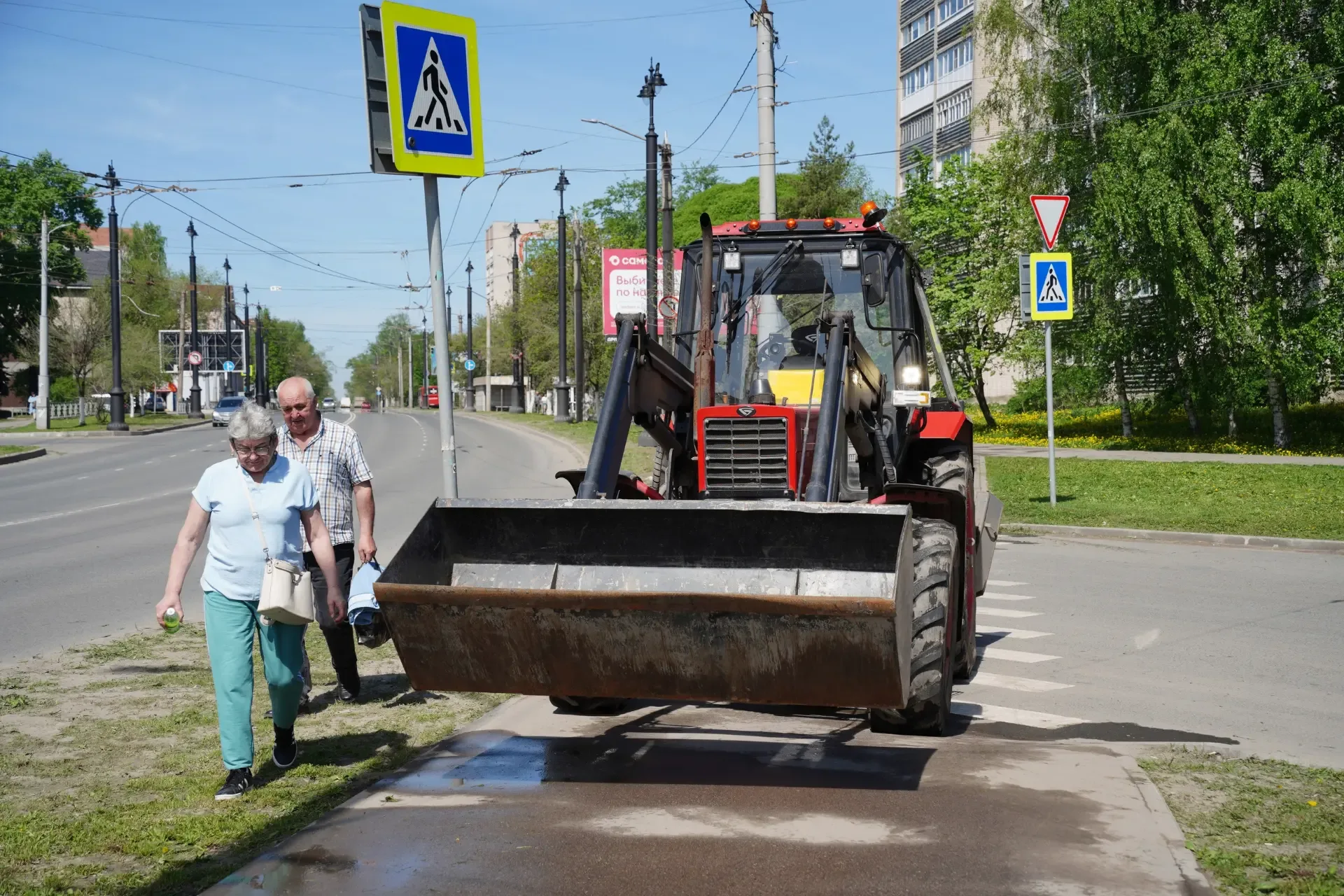 Покосы и уборка скошенной травы активно проходят в Вологде. По словам городских властей с начала сез