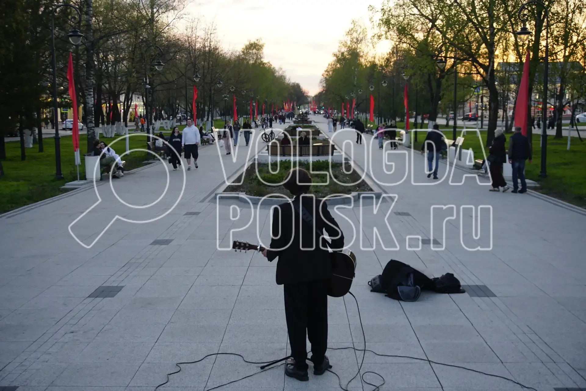 В центре Вологды своя атмосфера: рабочие кладут асфальт на улице Мира, рядом на бульваре по проспект