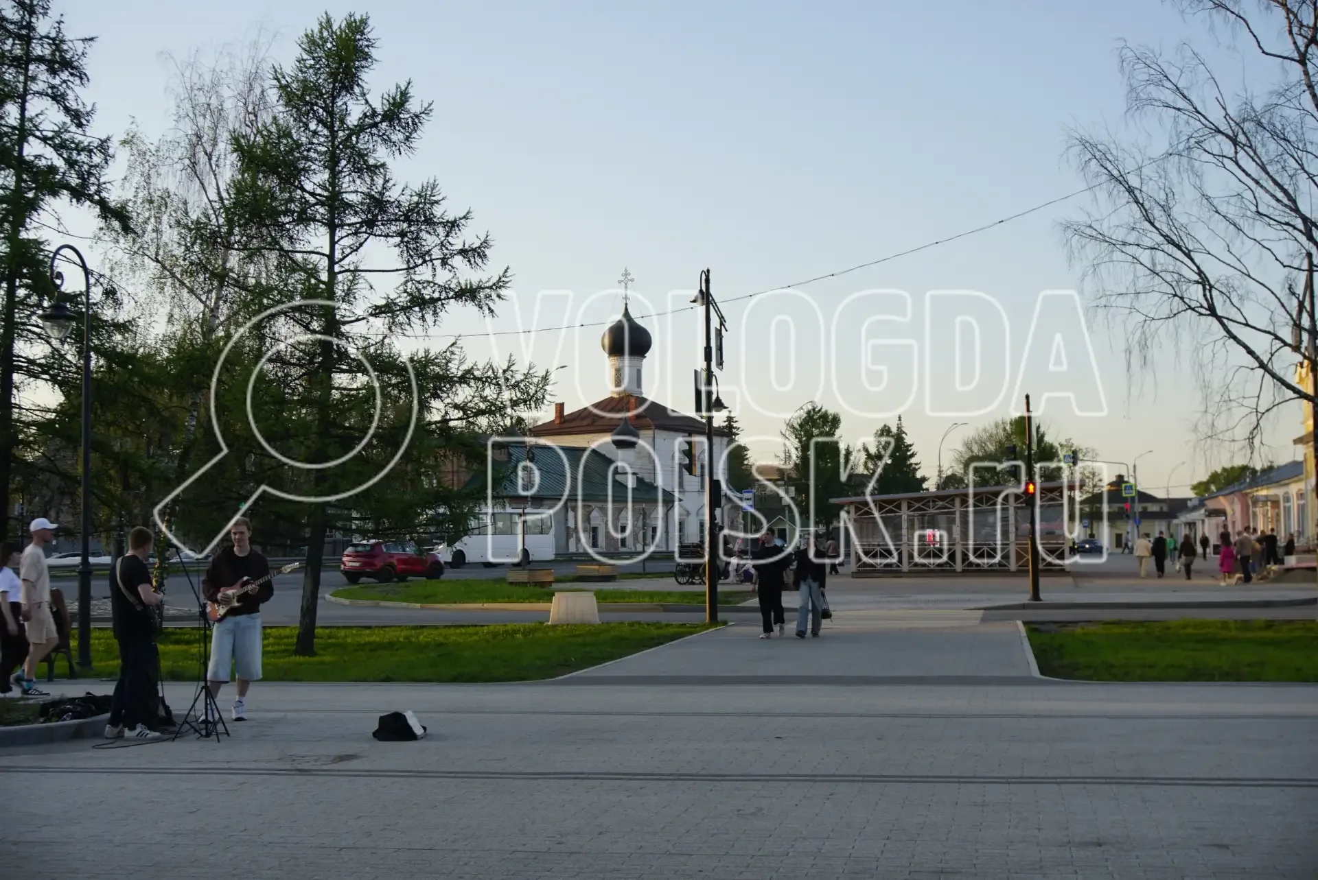В центре Вологды своя атмосфера: рабочие кладут асфальт на улице Мира, рядом на бульваре по проспект