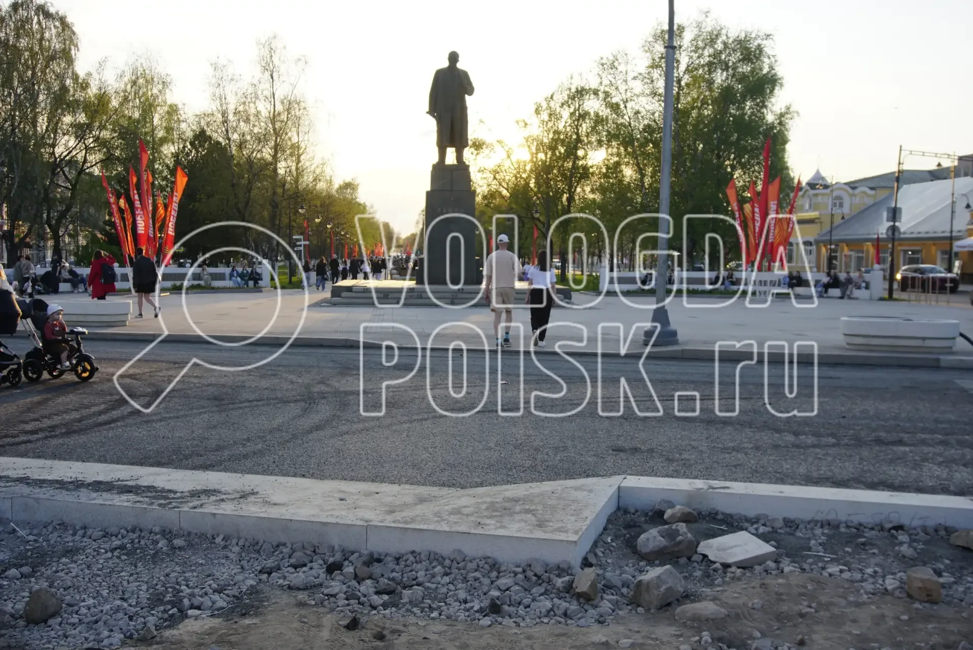 В центре Вологды своя атмосфера: рабочие кладут асфальт на улице Мира, рядом на бульваре по проспект