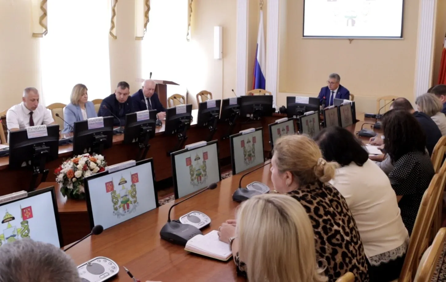 Отдельно остановились на работе территориальных управлений по итогам моего обхода в субботу. Должен 