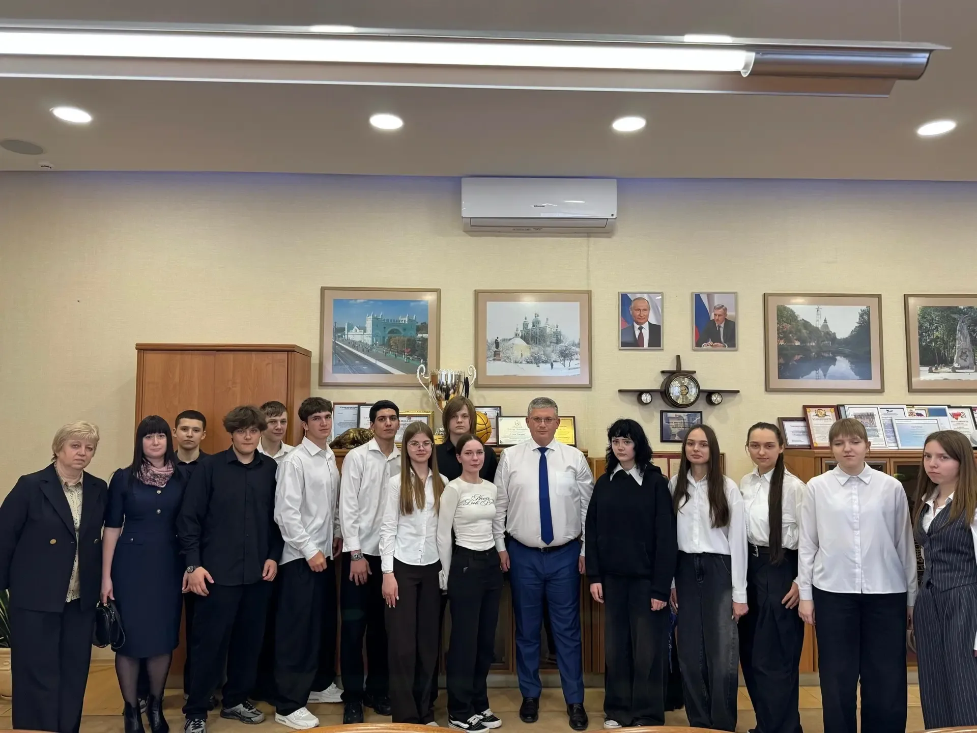 Сегодня в Администрацию города на экскурсию пришли ученики школы №22 — ребятам показали, как мы рабо