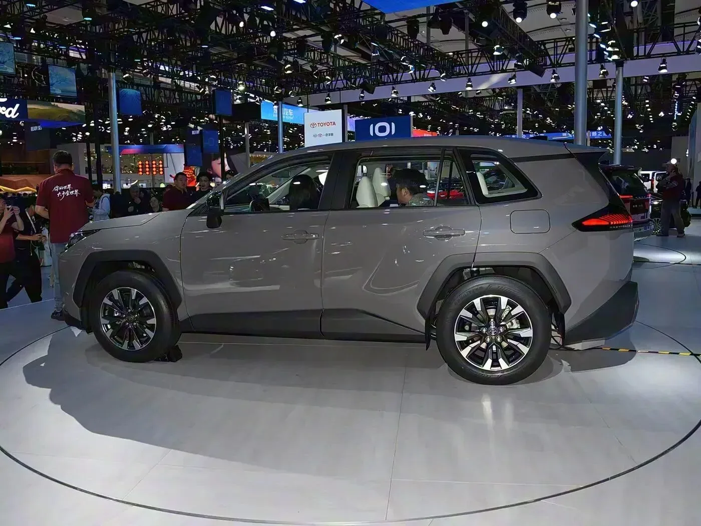 🚗🔥 В Казахстане стартовали продажи нового Toyota RAV4 — и цена звучит как пощёчина российскому рынку