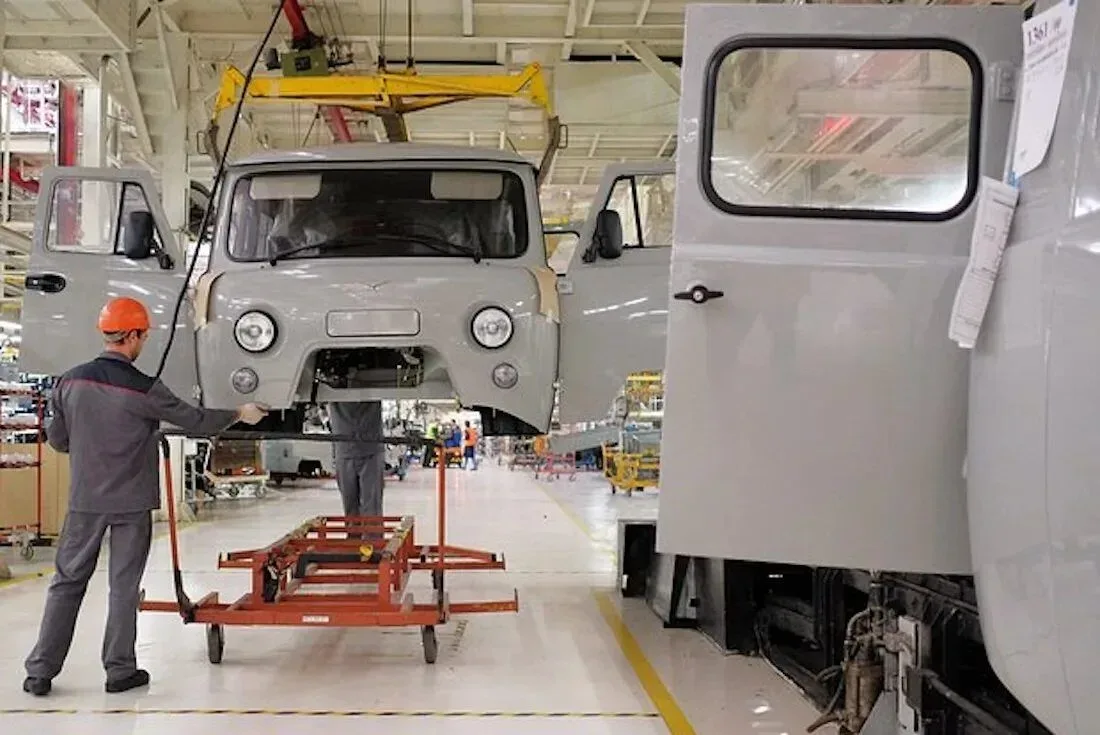 🚗💥 УАЗ рассыпается на глазах: всего 3,4 тысячи машин за три месяца. Как завод собирается выживать да