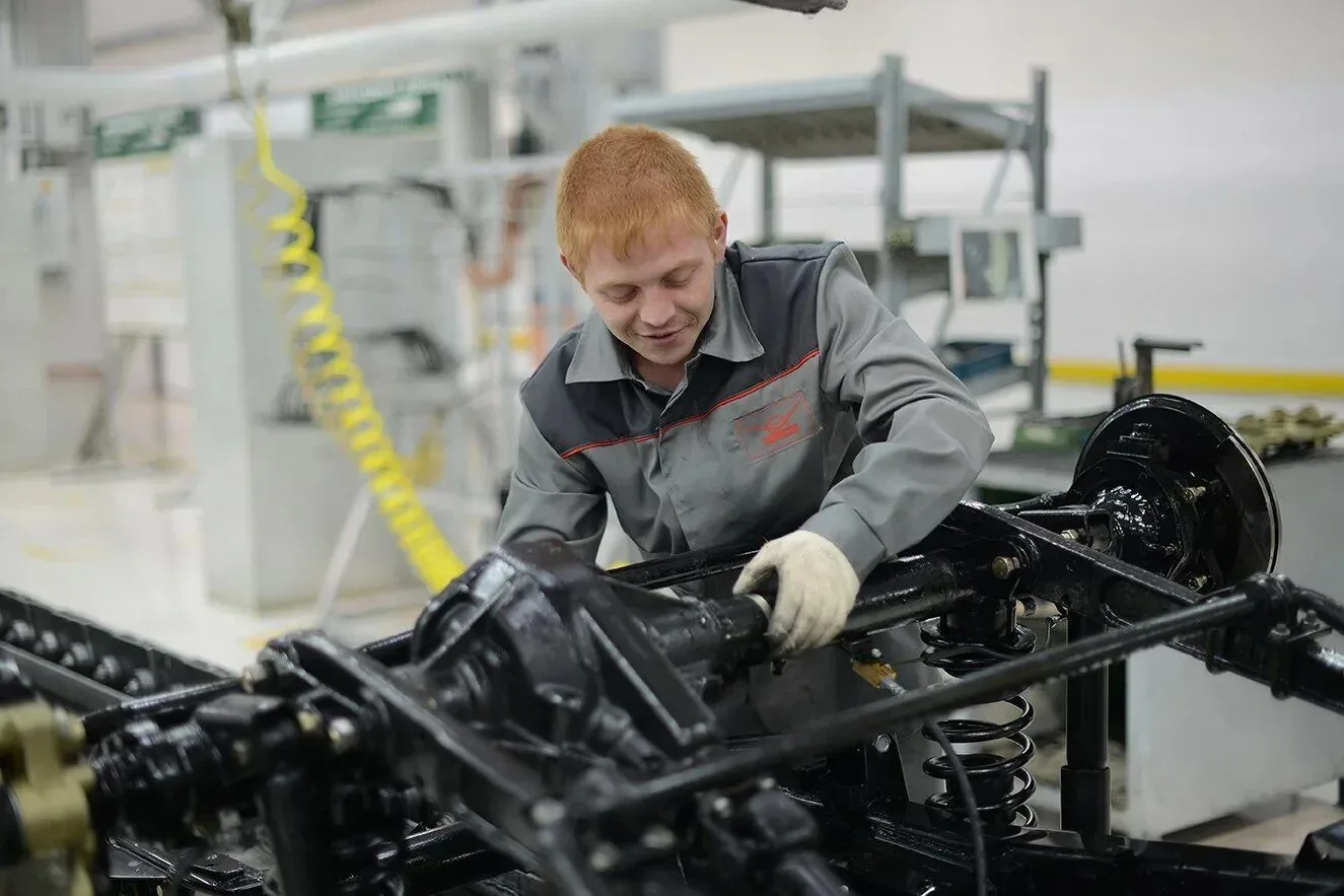🚗💥 УАЗ рассыпается на глазах: всего 3,4 тысячи машин за три месяца. Как завод собирается выживать да