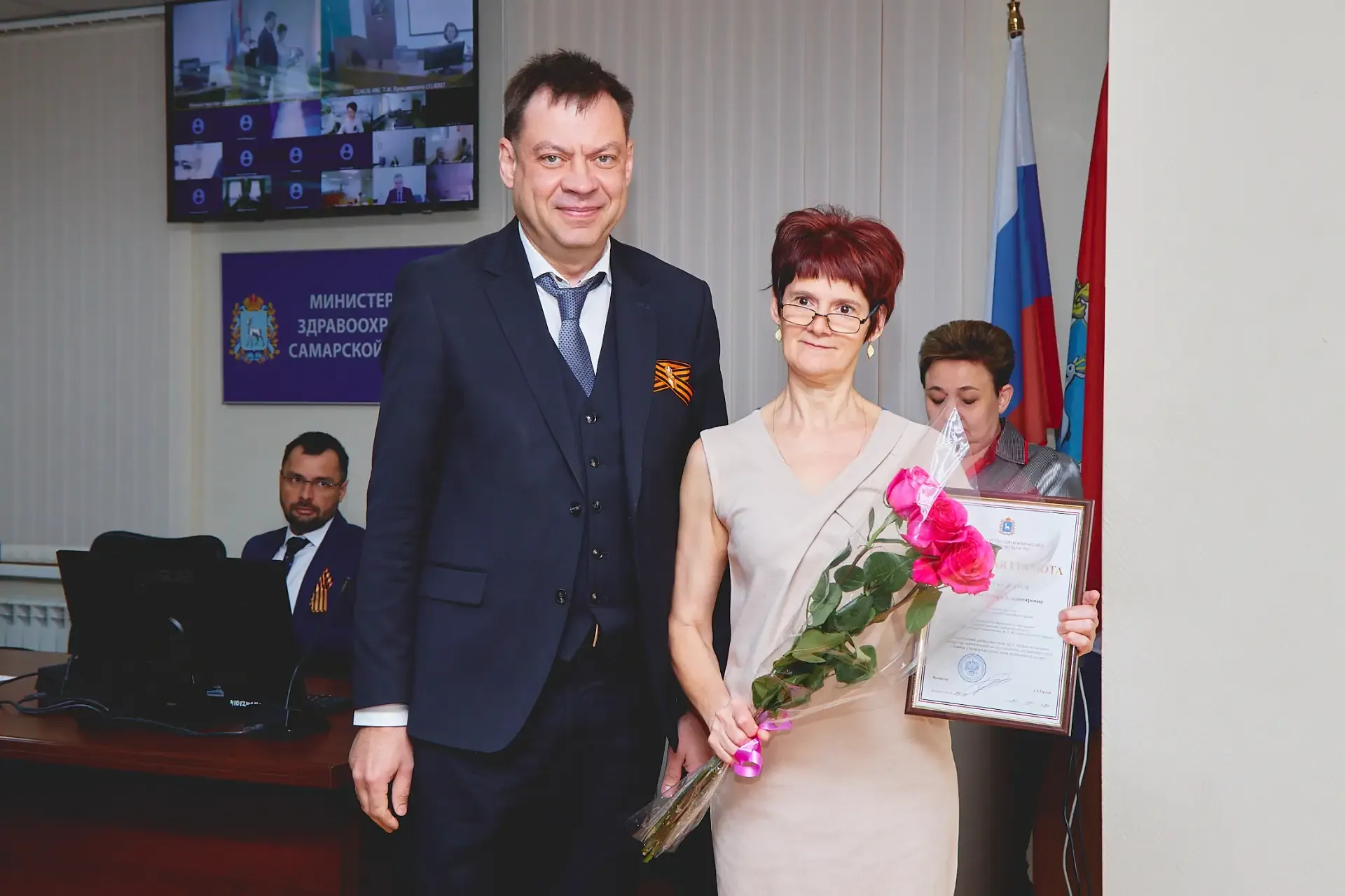 🌸Андрей Орлов вручил отраслевые награды медицинским сестрам и поздравил их с профессиональным праздн