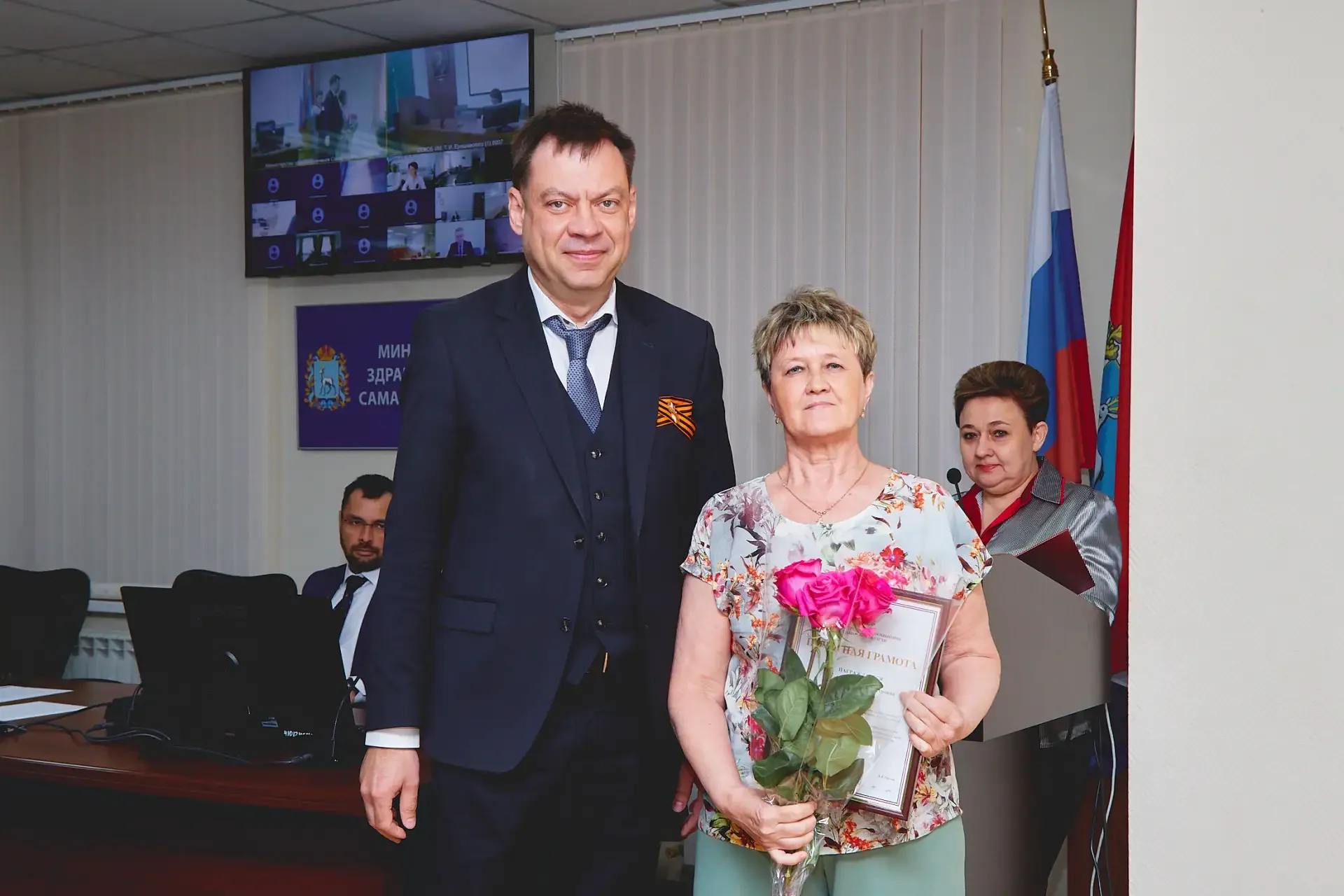 🌸Андрей Орлов вручил отраслевые награды медицинским сестрам и поздравил их с профессиональным праздн
