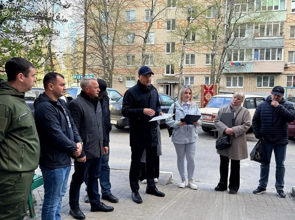 В Губкине обсудили ход капремонта с жильцами многоквартирного дома  Глава администрации округа Васил