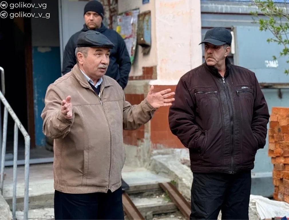 В Губкине обсудили ход капремонта с жильцами многоквартирного дома  Глава администрации округа Васил
