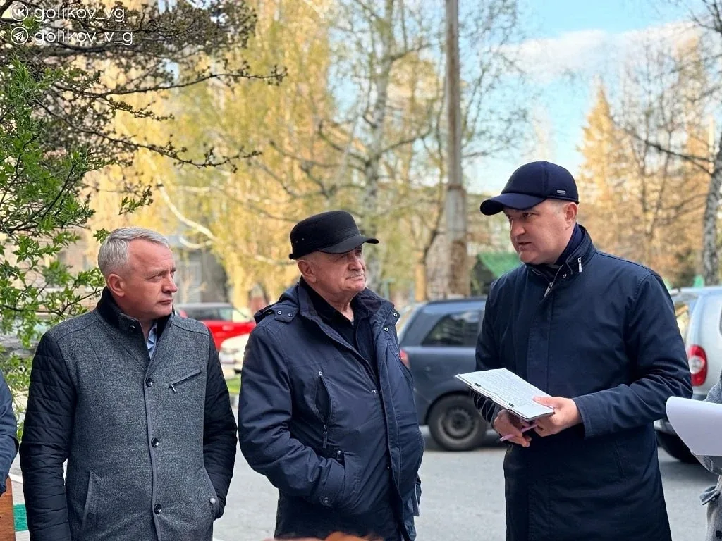 В Губкине обсудили ход капремонта с жильцами многоквартирного дома  Глава администрации округа Васил