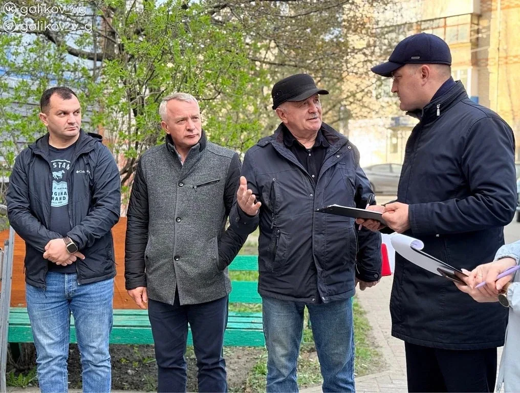 В Губкине обсудили ход капремонта с жильцами многоквартирного дома  Глава администрации округа Васил