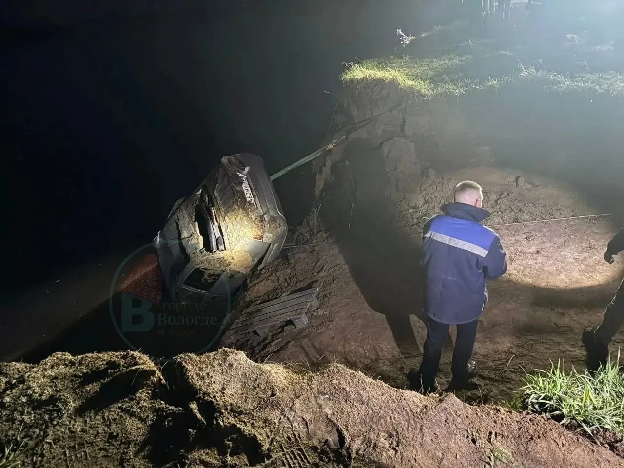 ⚡️ В Северной Двине двоих молодых людей нашли погибшими в утопленной машине.    Автомобиль обнаружен