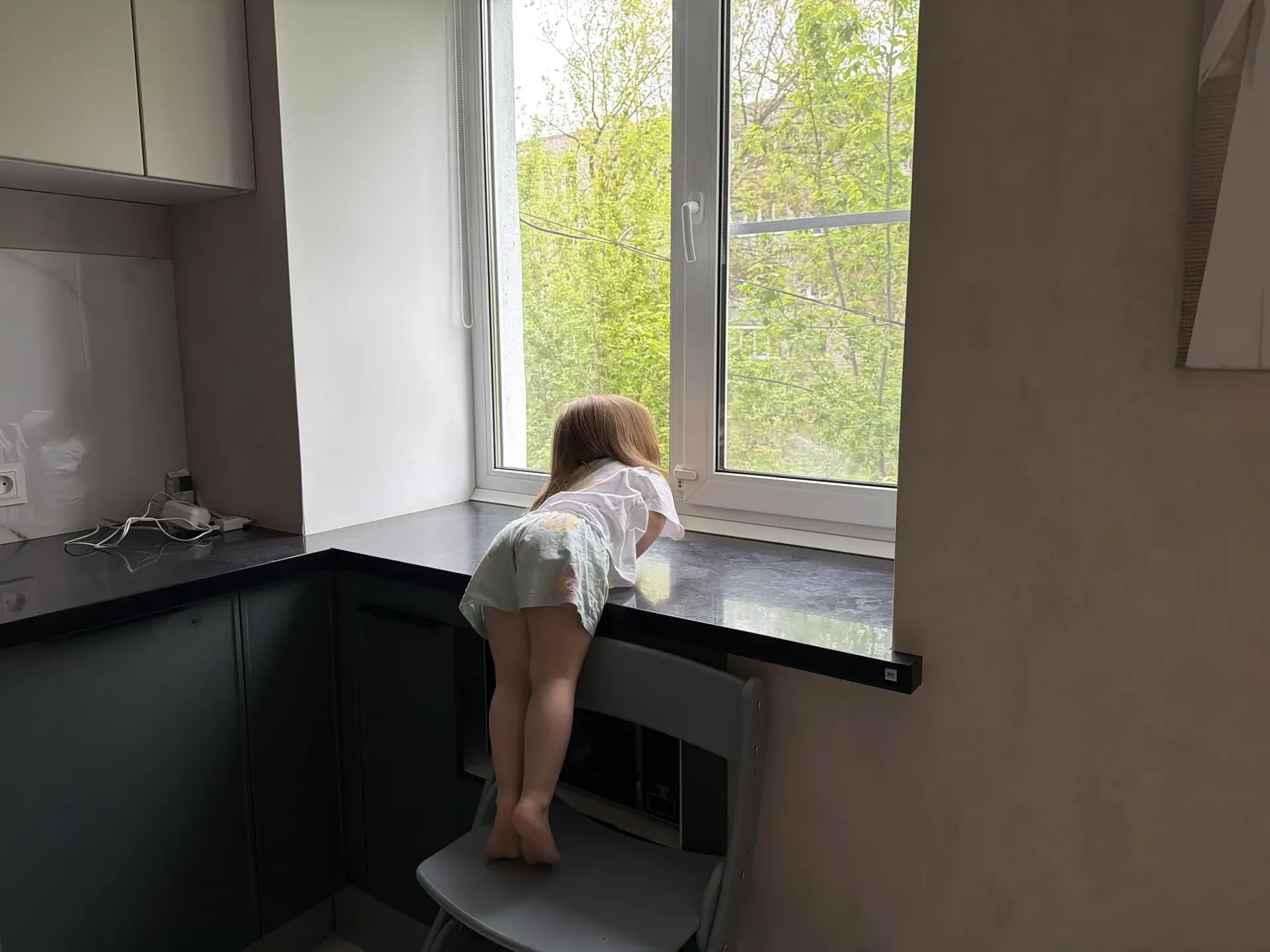 Меня так умиляет Софина любовь просто стоять и минут 20 смотреть в окно🙈🥹 Я вот так уже не умею.