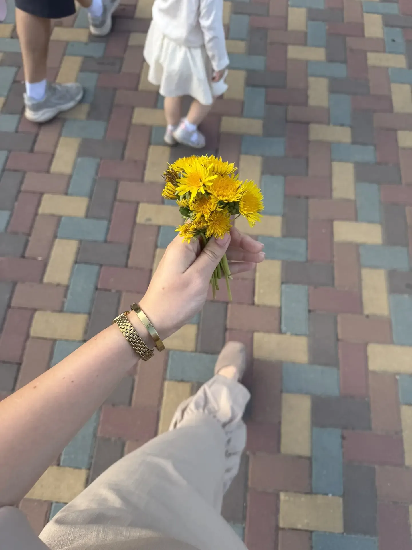 Одним летним вечером🌼 Представляете, предпоследнее фото это нас Софа так красиво сфоткала… как время