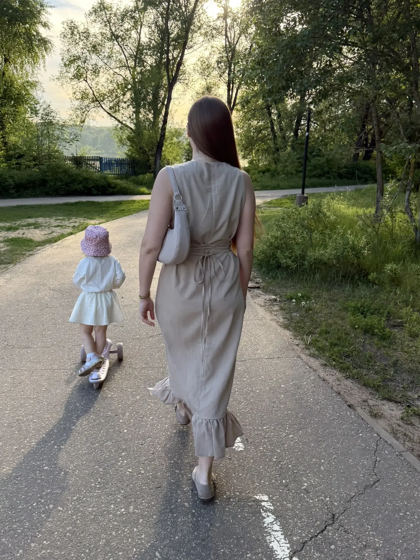 Одним летним вечером🌼 Представляете, предпоследнее фото это нас Софа так красиво сфоткала… как время